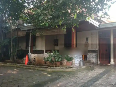Rumah Berbentuk Kolonial di Jl Yusuf Adiwinata,Menteng