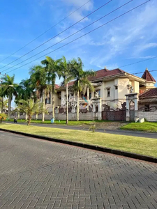 Rumah Mewah Klasik di Boulevard Araya Golf Malang