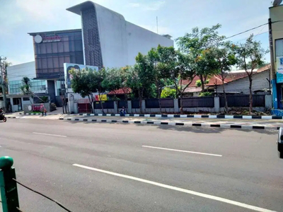 Rumah Tua di Kawasan Pusat Bisnis Komersial Depok Jawa Barat.