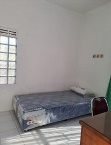 DISEWAKAN KAMAR KOST ISI LOKASI STRATEGIS DEKAT UNIV MERCUBUANA (0816681103)