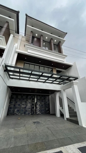 Eksklusif Rumah 3 Lantai Baru Dengan Kolam Renang Pribadi, Lokasi Premium di Cilandak Dekat Tol
