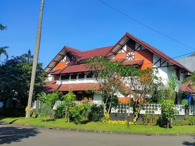 Dijual Rumah Mewah, hoek, dengan pool di Pondok Indah