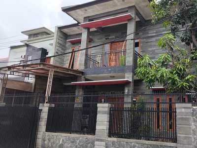Dijual Rumah Nyaman 2 Lantai di Komplek Arcamanik, Bandung!