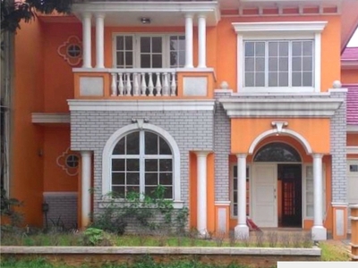 Rumah Besar dengan Halaman Luas di Kota Wisata, Cibubur