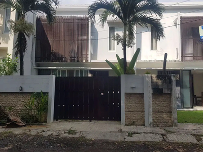 Dijual Villa Modern 2 Lantai 3 Kamar Tidur di Seminyak