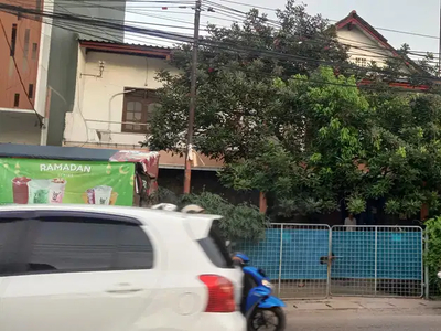 Rumah Dijual Lokasi Strategis dengan Akses 2 Jalan di Agus Salim