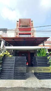 Dijual Rumah 3,5 Lantai Semi-Furnished di Kebayoran Baru, Jakarta