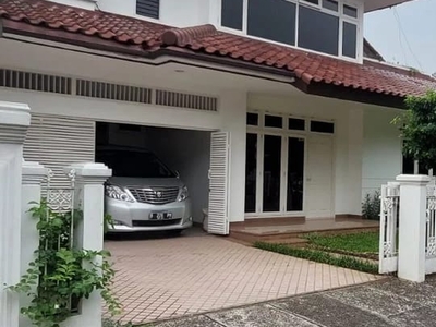 Dijual Rumah Asri di Area Premium Tebet, Lokasi depan Taman, Furn