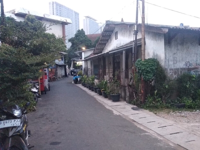 Dijual Rumah Hitung dengan Halaman Luas dan Terdapat Tempat Usaha