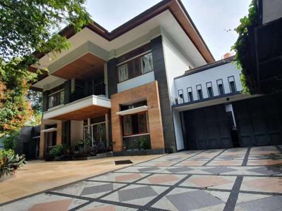 Rumah Mewah 2 LT, Sayap Riau dekat Gedung Sate, Cocok utk Usaha/Rumah