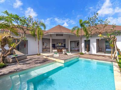Sewa Harian Villa Modern 3 Kamar Tidur di Kerobokan Bali - BVI45381