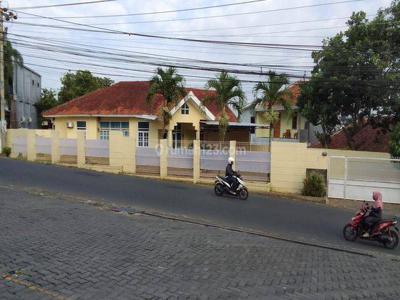 Dikontrakkan Rumah Besar Luas di Pinggir Jalan Raya Banyumanik
