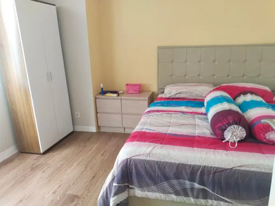 2 Bedroom HOOK Apartemen Bassura City lantai sudah Parket PVC