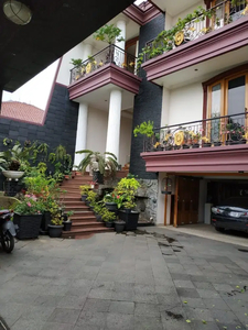 DI JUAL RUMAH MEWAH 3 LANTAI KAWASAN PONDOK KELAPA JAKARTA TIMUR