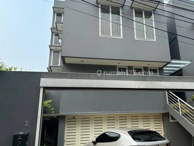 Disewakan Rumah Mewah 2 Lantai Ada Pool Dekat ke SCBD Sudirman