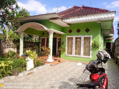 rumah cantik tanah luas dekat masjid raya welingi blitar