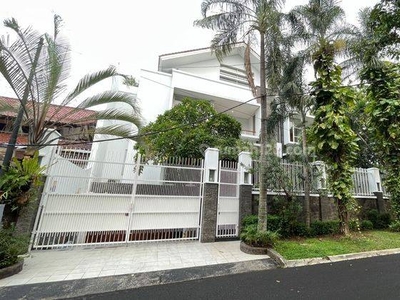 Rumah Disewakan di Pondok Indah 3 Lantai Bagus Utara