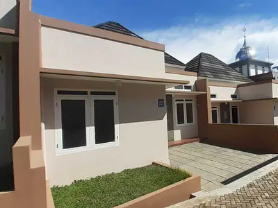 Rumah Modern Minimalis Dekat Kolam Renang Cempaka Cimahi