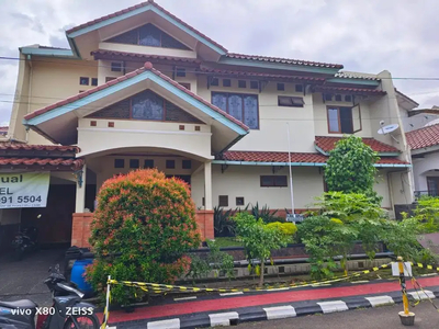 Rumah Siap Huni 2 lt LT 318 m2 Furnished Depan Taman Pesona Khayangan