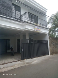 Rumah siap huni 3 lantai dekat jln Simatupang blkang gedung Telkomsel