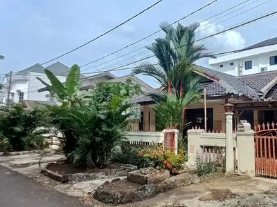 rumah tua depan taman, bebas banjir di lokasi strategis Pasar minggu.