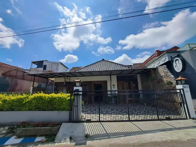 Rumah Villa 1 1/2 lantai. Lokasi di pusat kota Batu, Malang