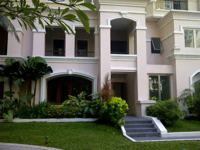 Townhouse Pakuwon Fasilitas Lengkap View POOL Garden Mansion Surabaya
