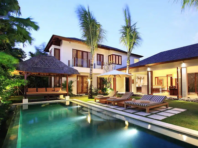 Vila modern dengan 5 kamar tidur di Seminyak, Bali