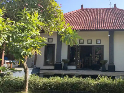 Villa Modern Balinese Dengan Kebun Luas di Sanur