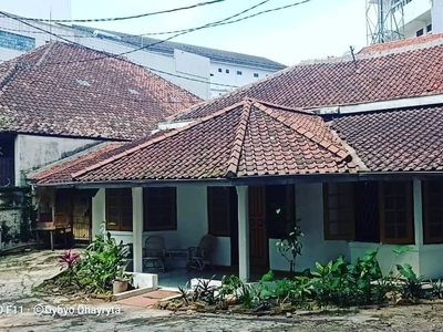 Rumah tengah kota lokasi premium dan strategi,di lingkungan perkantoran, pemerintah berdiri beberapa kantor Bank ternama di Indonesia.( Perintis kemerdekaan)