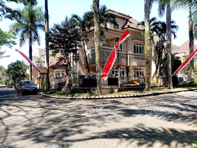 Disewakan Rumah Mewah 2 Lantai dengan 4 Kamar Tidur di Daerah Permata Jingga - Malang