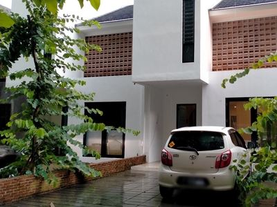 Rumah Baru, Minimalis, 2 Lantai, 5 Menit Exit Pintu Tol Cimanggis, Lingkungan Asri, Sejuk, Harga Nego