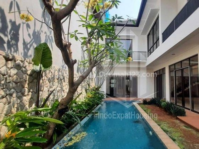 Rumah Cantik 2 Lantai Semi furnished di Pondok Indah