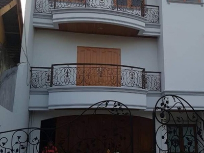 Rumah di Griyaloka 3 lantai