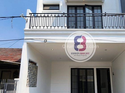 Rumah Dijual di Graha Raya Bintaro Jaya Desain American Classic