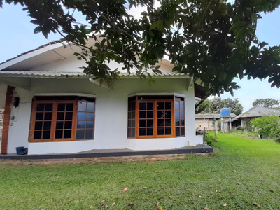 Rumah Hitung Tanah dengan Halaman Luas Dekat Bintaro Jaya @Jl Aria Putra, Ciputat