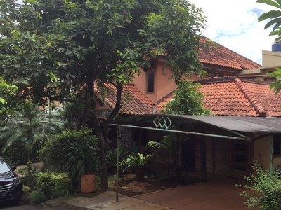 Rumah Klasik dengan Halaman Luas, Hunian Nyaman dan Asri Villa Cendana, Pondok Ranji