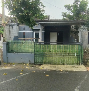 Rumah Posisi dekat gerbang cluster dan pos security