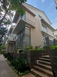 Rumah Secondary Semi Furnished Dengan Private Lift Dalam Townhouse Di Kedoya Jakarta Barat