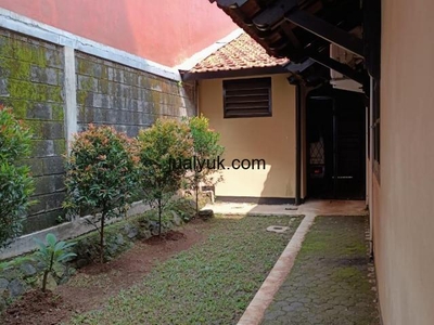 Rumah tua dengan halaman yang luas di daerah Kesehatan Bintaro dekat Organon.