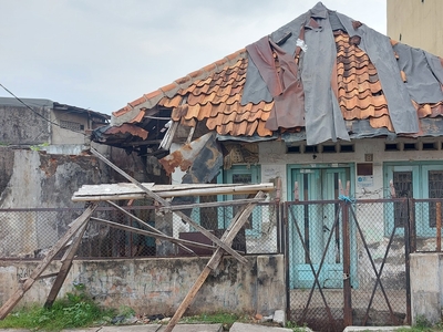 Dijual Rumah Tua Lebar Depan 7.5m di Kalibaru Timur, Bungur, Sene