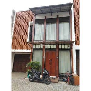 Jual Rumah Bekas Luas 120/105 Full Furnished 3 Lantai Rooftop di Cigadung Bandung Utara - Bandung Jawa Barat