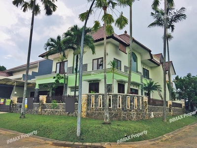 Rumah Klasik 2 Lantai dengan 7 Kamar Tidur di Daerah Tidar - Malang