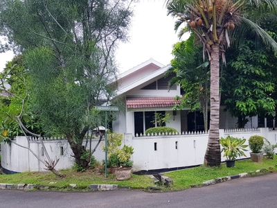 Rumah lahan luas hoek siap huni di Bintaro Permai