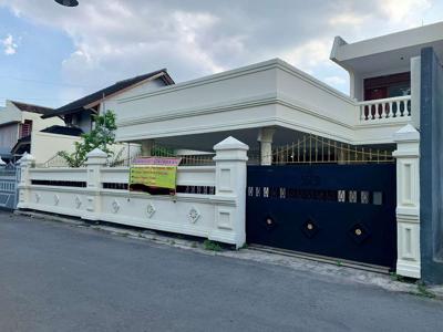 Rumah besar luas dekat kota