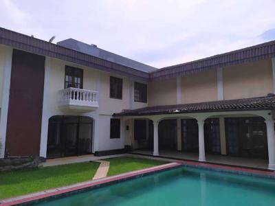 Rumah Klasik 2 Lantai Bagus SHM di Setra Sari, Bandung