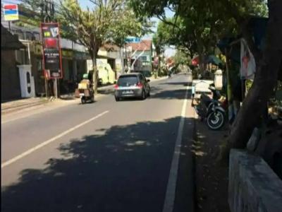 Langka Poros Jalan Raya Tengah Kota Malang