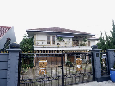 Rumah 3 lantai lahan luas full furnished (Jual Cepat).