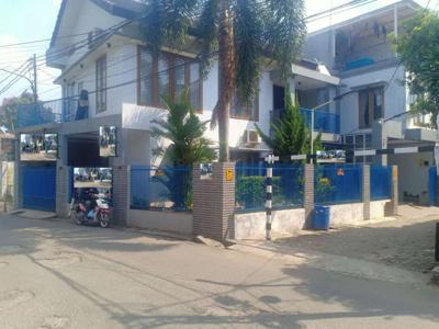 Rumah Hook Full furnish 6 Kamar dekat Tol Pondok gede di Jatiwaringin