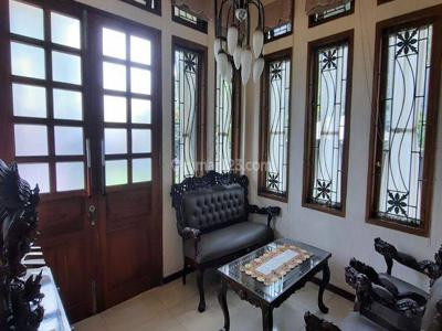 Sewa kontrak rumah 3 lantai furnished di Turangga